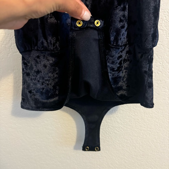 CENTRAL PARK WEST REVOLVE Ocean Drive Velvet Keyhole Bodysuit Midnight N… - Picture 11 of 14